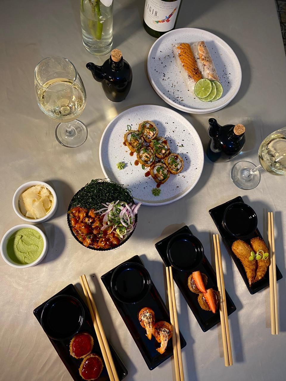 Mesa de sushi com variedade de pratos orientais