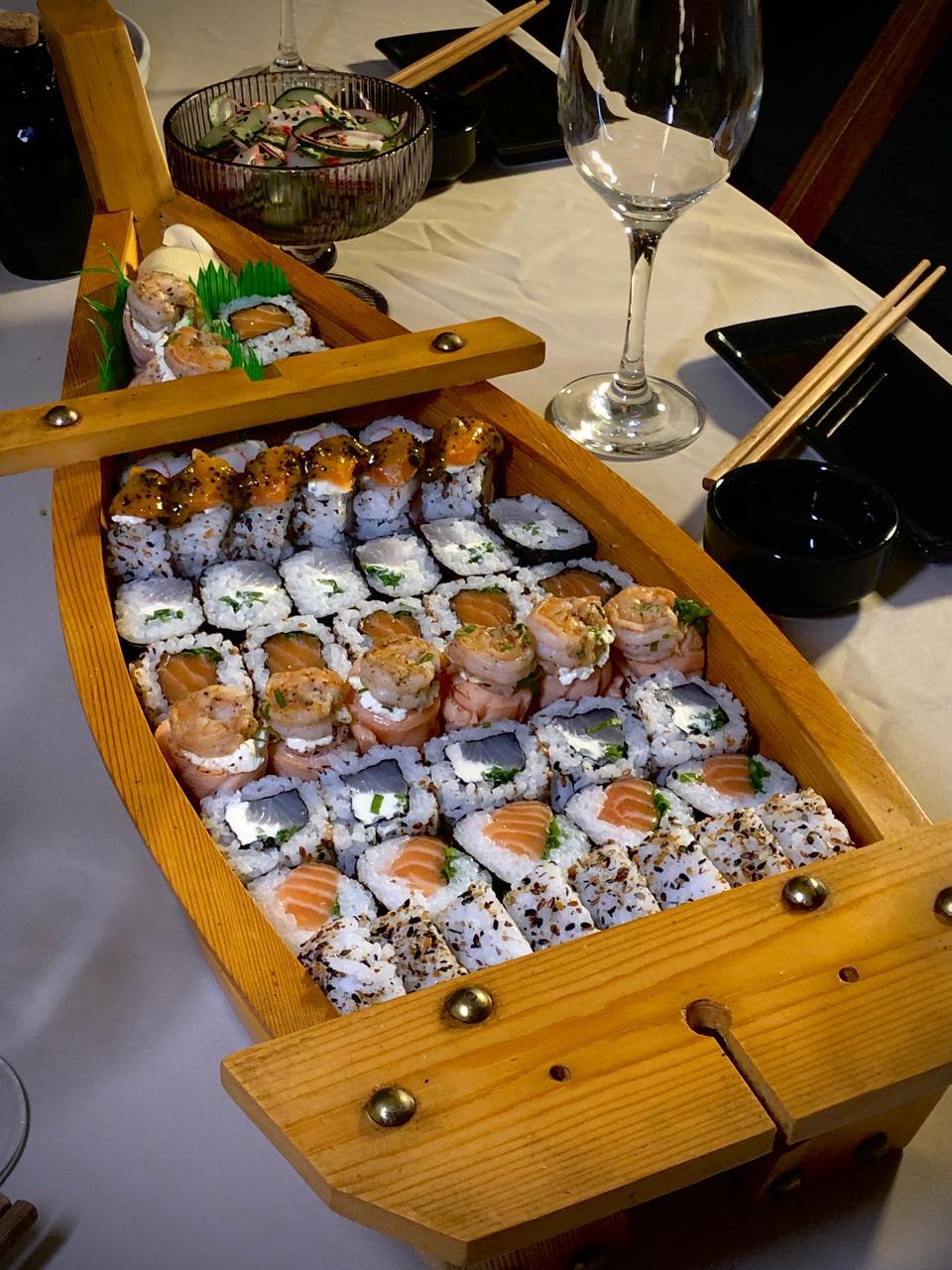 Sashimi de salmão fresco com temperos