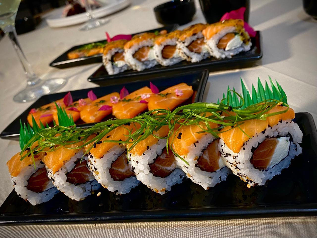 Variedade de sushis e rolinhos orientais